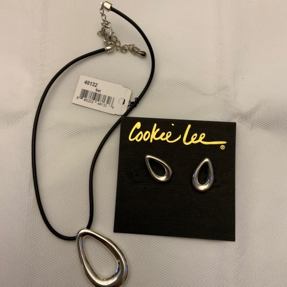 S10/NWT 17” Cookie Lee Necklace & Earring Set 10 -  Silver drop hoop on black - Picture 1 of 3